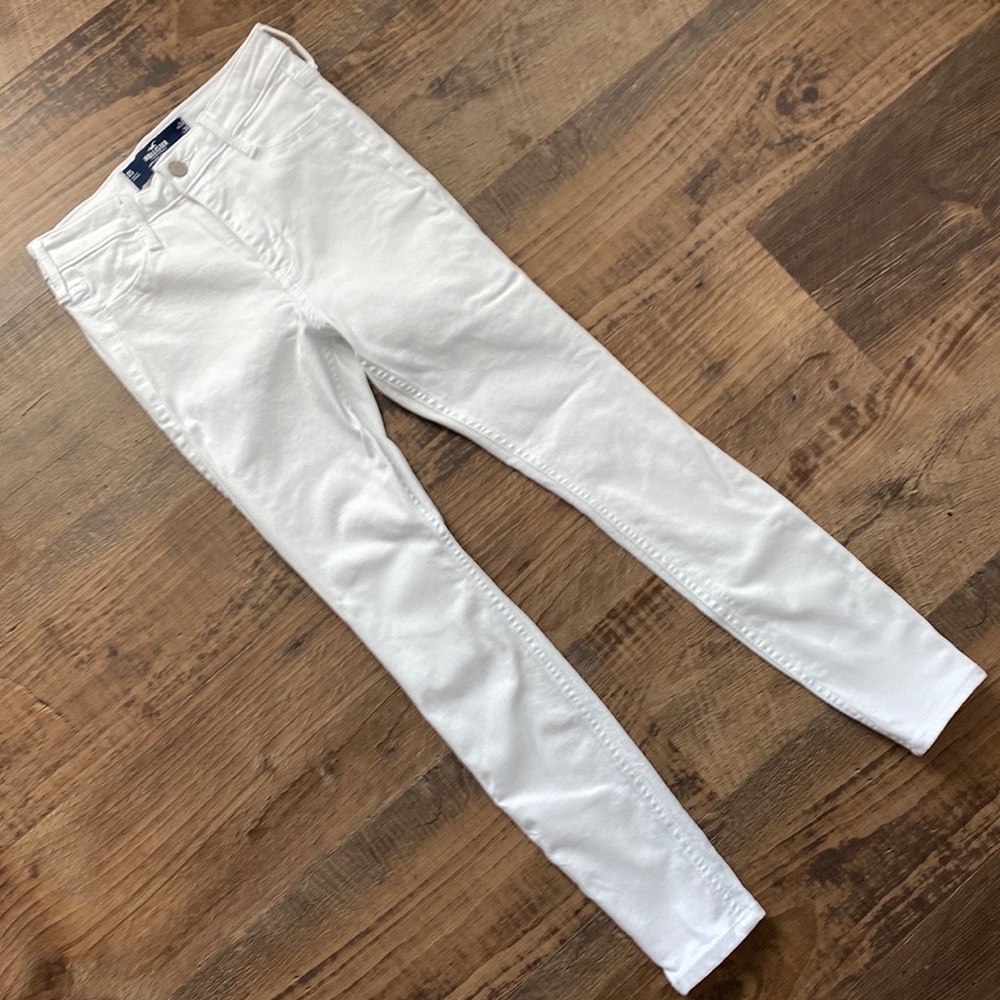 NWOT HOLLISTER HIGH RISE WHITE JEANS - PERFECT & A STEAL HERE 🤍 Never Worn.